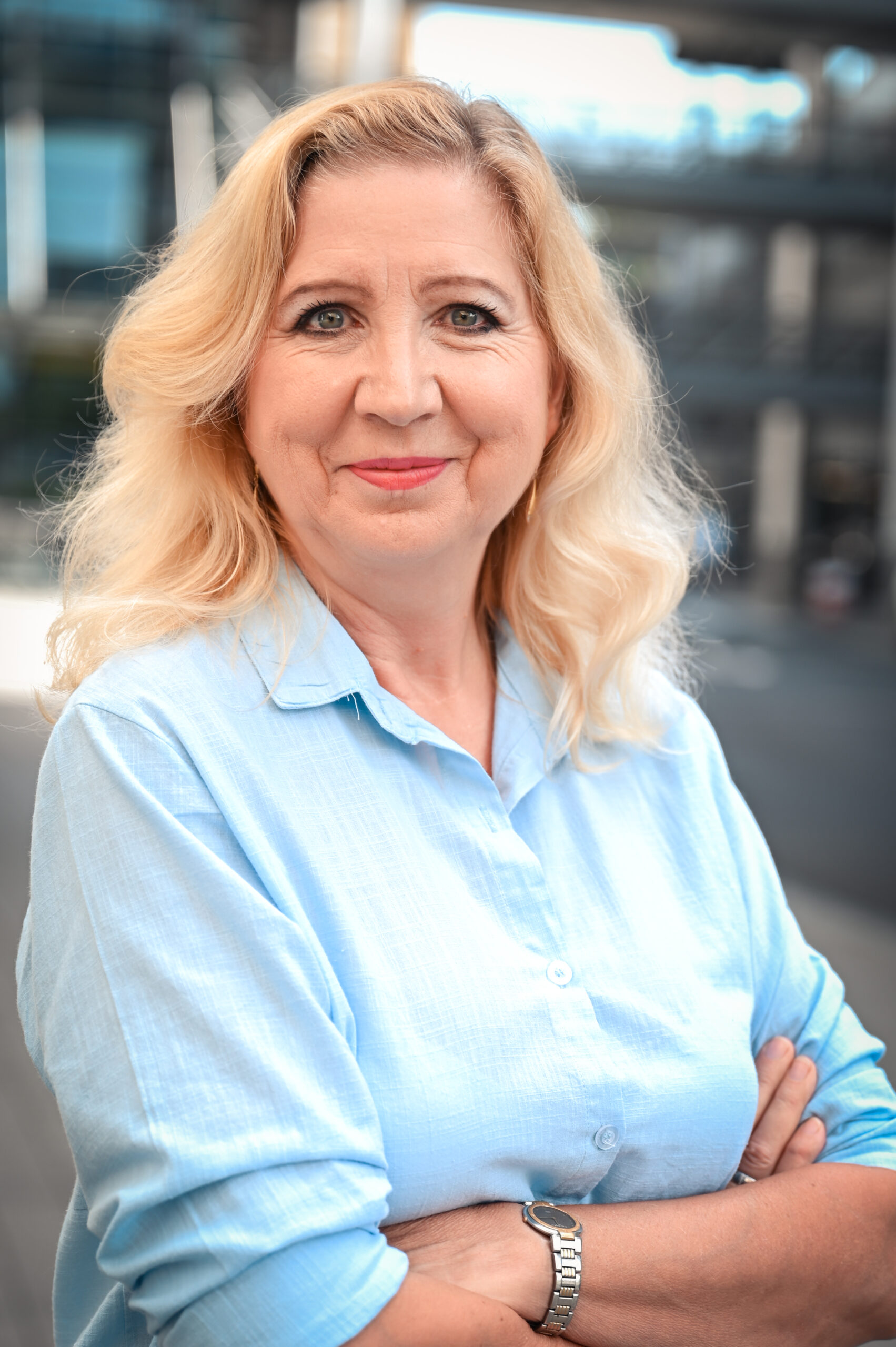 Frau Bergmann-Drolsbach mit Lächeln und verschränkten Armen